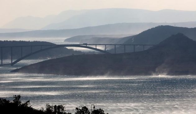 Olujna bura. Krk i Krcki most u morskoj pjeni. Photo: Goran Kovacic/PIXSELL