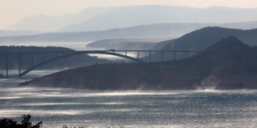 Olujna bura. Krk i Krcki most u morskoj pjeni. Photo: Goran Kovacic/PIXSELL Olujna bura. Krk i Krcki most u morskoj pjeni. Photo: Goran Kovacic/PIXSELL