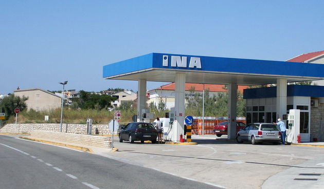 Benzinska postaja u Pagu (foto: J.Portada)