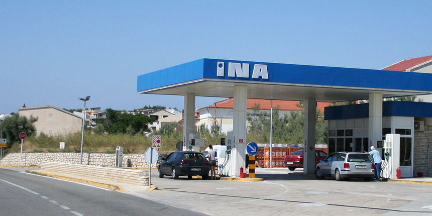 Benzinska postaja u Pagu (foto: J.Portada)