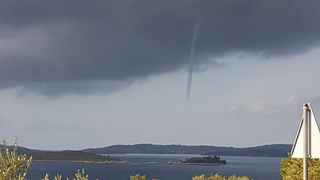 Dramatične fotografije nastale u trenutku kada je pijavica ‘poharala’ Orebić Dramatične fotografije nastale u trenutku kada je pijavica ‘poharala’ Orebić