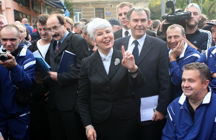 Zadar, 081111.
Premijerka Jadranka Kosor sa ministrima posjetila je Zadar povodom sportskih igara za invalide domovinskog rata, posjetila je i Luku Gazenicu koja je u izgradnji.
Foto : Andrija Lucic / cropix Zadar, 081111.
Premijerka Jadranka Kosor sa ministrima posjetila je Zadar povodom sportskih igara za invalide domovinskog rata, posjetila je i Luku Gazenicu koja je u izgradnji.
Foto : Andrija Lucic / cropix