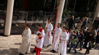 Cvjetnica 20. ožujka 2016: Nakon blagoslova maslinovih grančica, nadbisku Želimir Puljić predvodio je procesiju do katedrale sv. Stošije gdje je služio misno slavlje na kojem se pjevala Muka našeg Gospodina Cvjetnica 20. ožujka 2016: Nakon blagoslova maslinovih grančica, nadbisku Želimir Puljić predvodio je procesiju do katedrale sv. Stošije gdje je služio misno slavlje na kojem se pjevala Muka našeg Gospodina