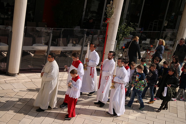 Cvjetnica 20. ožujka 2016: Nakon blagoslova maslinovih grančica, nadbisku Želimir Puljić predvodio je procesiju do katedrale sv. Stošije gdje je služio misno slavlje na kojem se pjevala Muka našeg Gospodina Cvjetnica 20. ožujka 2016: Nakon blagoslova maslinovih grančica, nadbisku Želimir Puljić predvodio je procesiju do katedrale sv. Stošije gdje je služio misno slavlje na kojem se pjevala Muka našeg Gospodina