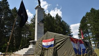 Ugljan: Kod spomenika borcima palim u NOB-u HASP podigao šator