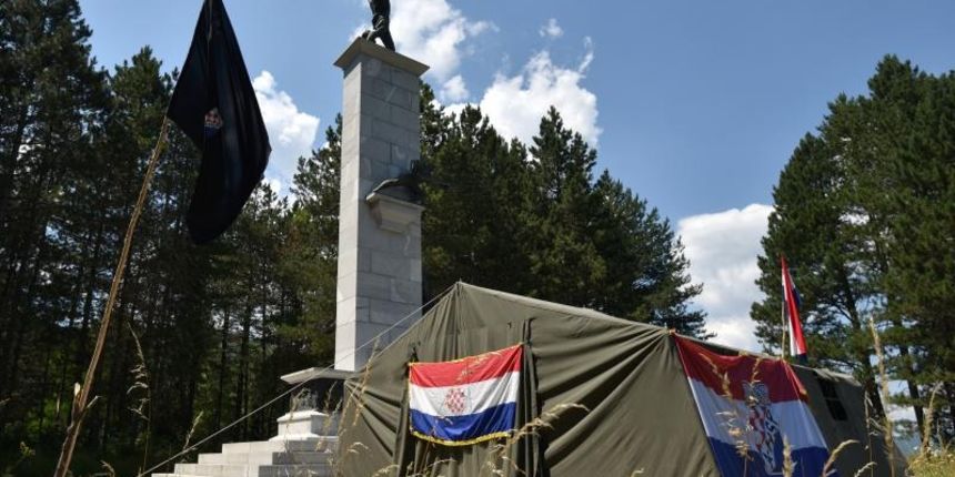 Ugljan: Kod spomenika borcima palim u NOB-u HASP podigao šator