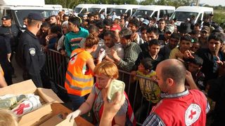 Tovarnik: Iscrpljenim izbjeglicama koji čekaju vlak volonteri Crvenog križa pružaju svekoliku pomoć. Photo: Zeljko Lukunic/PIXSELL Tovarnik: Iscrpljenim izbjeglicama koji čekaju vlak volonteri Crvenog križa pružaju svekoliku pomoć. Photo: Zeljko Lukunic/PIXSELL