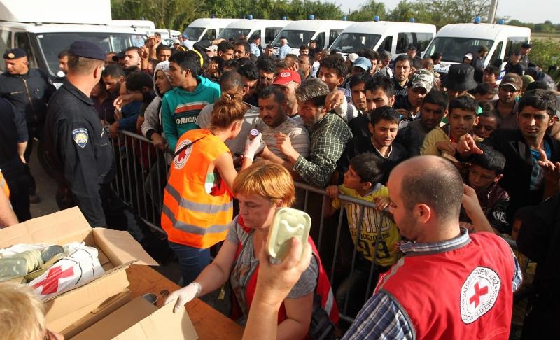 Tovarnik: Iscrpljenim izbjeglicama koji čekaju vlak volonteri Crvenog križa pružaju svekoliku pomoć. Photo: Zeljko Lukunic/PIXSELL Tovarnik: Iscrpljenim izbjeglicama koji čekaju vlak volonteri Crvenog križa pružaju svekoliku pomoć. Photo: Zeljko Lukunic/PIXSELL