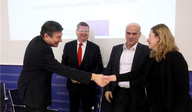 Kreće pilot projekt za podizanje digitalne zrelosti hrvatskih škola, Foto: Hina