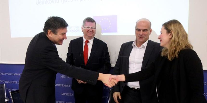 Kreće pilot projekt za podizanje digitalne zrelosti hrvatskih škola, Foto: Hina