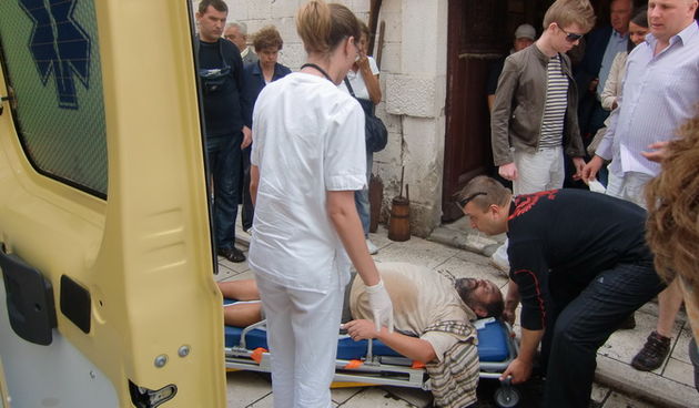 Lijecnici pruzaju pomoc talijsnkom turstu kome je pozlilo