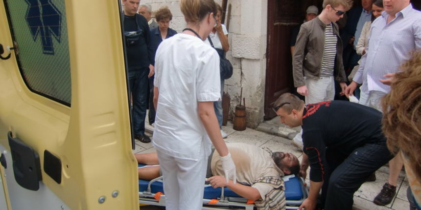 Lijecnici pruzaju pomoc talijsnkom turstu kome je pozlilo Lijecnici pruzaju pomoc talijsnkom turstu kome je pozlilo