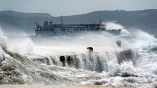 Zadar, 260812
Olujno nevrijeme sa jakim zapadnim vjetrom zahvatilo je u ranim popodnevnim satima zadarsko podrucje na radost brojnih turista i Zadrana koji su uzivali u prekrasnim prizorima, ali isto tako i na nesrecu mnogih nauticara kojima je ovakva olu