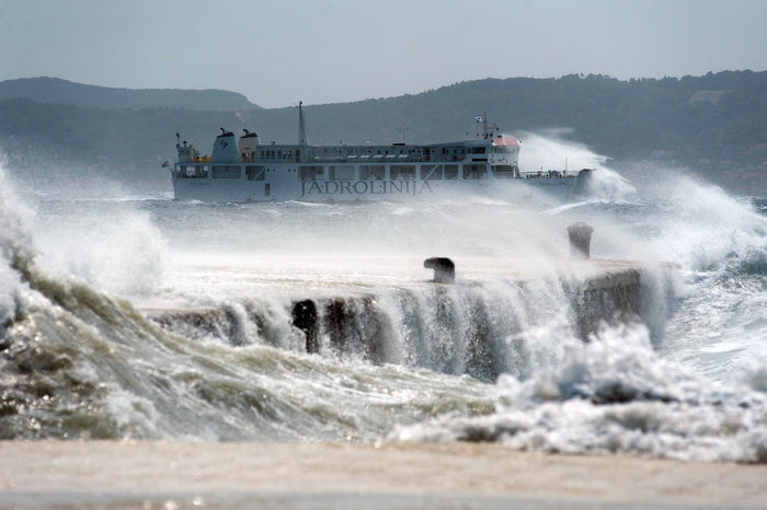 Zadar, 260812
Olujno nevrijeme sa jakim zapadnim vjetrom zahvatilo je u ranim popodnevnim satima zadarsko podrucje na radost brojnih turista i Zadrana koji su uzivali u prekrasnim prizorima, ali isto tako i na nesrecu mnogih nauticara kojima je ovakva olu