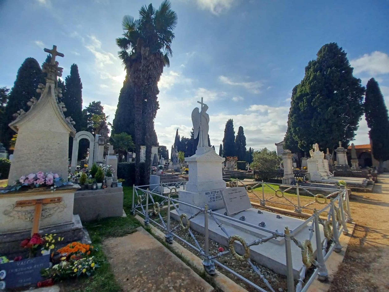 Gradsko groblje Zadar – stare grobnice i impresivni kipovi Gradsko groblje Zadar – stare grobnice i impresivni kipovi