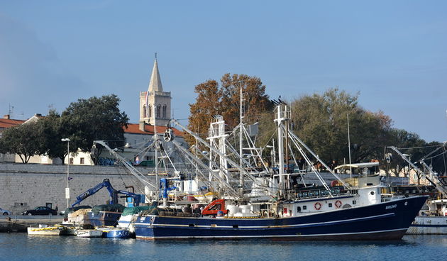 Zadar, 251112.
Jutros u 4:40 na ribarici Molo na vezu u zadarskoj luci kod zadarskog mosta izbio je pozar u komandnoj kabini. Nakon intervencije vatrogasaca u kabini je pronadjeno mrtvo tijelo muske osobe. Policija jos uvijek obavlja ocevid i o detaljima