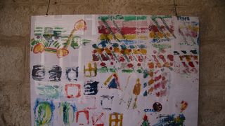 Izložba nosi naziv “Približavanje – stih i slika”, a otvara se u klaustru samostana Sv. Frane. Izložba nosi naziv “Približavanje – stih i slika”, a otvara se u klaustru samostana Sv. Frane.