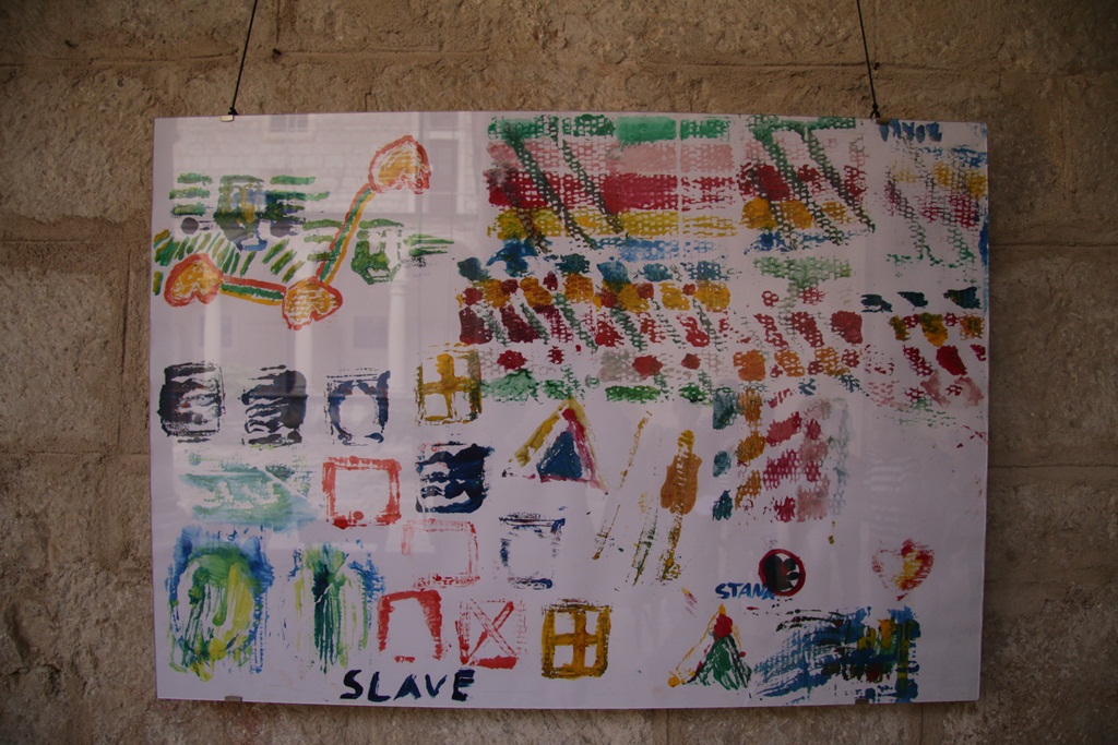 Izložba nosi naziv “Približavanje – stih i slika”, a otvara se u klaustru samostana Sv. Frane. Izložba nosi naziv “Približavanje – stih i slika”, a otvara se u klaustru samostana Sv. Frane.