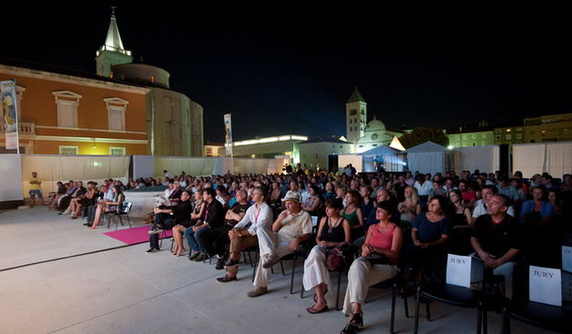 Zadar, 250812
Veceras je premijernim prikazivanjem filma Bourne legacy redatelja Tonya Gilroya u Hrvatskoj, na antickom Forumu otvoren 3. Avvantura Festival Film ForumZadar. Otvaranju je nazocio i poznati producent Branko Lustig.
Na fotografiji: detalj s