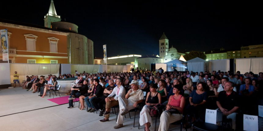 Zadar, 250812
Veceras je premijernim prikazivanjem filma Bourne legacy redatelja Tonya Gilroya u Hrvatskoj, na antickom Forumu otvoren 3. Avvantura Festival Film ForumZadar. Otvaranju je nazocio i poznati producent Branko Lustig.
Na fotografiji: detalj s