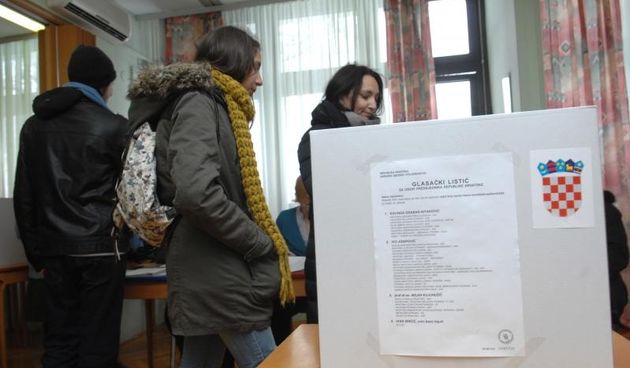 Bjelovarcani su unatoc snjeznoj mecavi krenuli obaviti svoju gradjansku duznost i dati svoj glas za jednoga od cetiri predsjednicka kandidata na danasnjim izborima za predsjednika RH. Photo: Damir Spehar/PIXSELL Autor  Damir Spehar/PIXSELL Ključne riječi