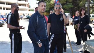 Nekoliko desetaka ljudi okupilo se ispred zgrade 2. Policijske postaje PU Zadarske kako bi dali podršku prosvjedu branitelja u Zagrebu.  Photo: Dino Stanin/PIXSELL