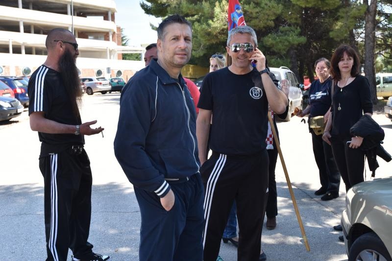 Nekoliko desetaka ljudi okupilo se ispred zgrade 2. Policijske postaje PU Zadarske kako bi dali podršku prosvjedu branitelja u Zagrebu.  Photo: Dino Stanin/PIXSELL
