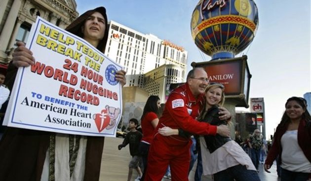 Jeff Ondash oborio svjetski rekord u zagrljajima (Foto: AP Photo)