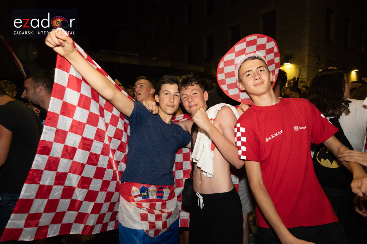 Čudesna noć: Velika fešta ulicama Zadra nakon plasmana Vatrenih u finale SP Čudesna noć: Velika fešta ulicama Zadra nakon plasmana Vatrenih u finale SP