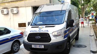 Privođenje muškarca osumnjičenog za bombaške napade na PU zadarsku Privođenje muškarca osumnjičenog za bombaške napade na PU zadarsku