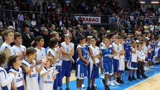 KK Zadar – Real Madrid, umirovljenje dresova 10 (Giuseppe Giergia) i 11 (Kresimir Cosic), Foto; Mladen Malik KK Zadar – Real Madrid, umirovljenje dresova 10 (Giuseppe Giergia) i 11 (Kresimir Cosic), Foto; Mladen Malik