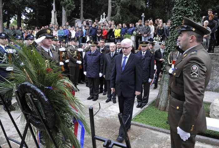 Dubrovnik, 061211.
Povodom proslave dana branitelja predsjednik RH Ivo Josipovic nazocio je polaganju vijenaca palim braniteljima na groblju Boninovo.
Foto: Tonci Plazibat / CROPIX Dubrovnik, 061211.
Povodom proslave dana branitelja predsjednik RH Ivo Josipovic nazocio je polaganju vijenaca palim braniteljima na groblju Boninovo.
Foto: Tonci Plazibat / CROPIX