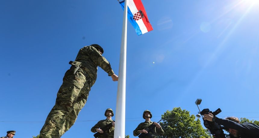 Hrvatska vojska pokazala je najbolje što ima, a građani su oduševljeni Hrvatska vojska pokazala je najbolje što ima, a građani su oduševljeni