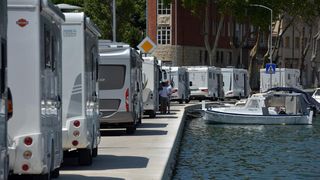 Kamperi preplavili obalni dio Ulice kralja Tomislava u Jazinama Kamperi preplavili obalni dio Ulice kralja Tomislava u Jazinama