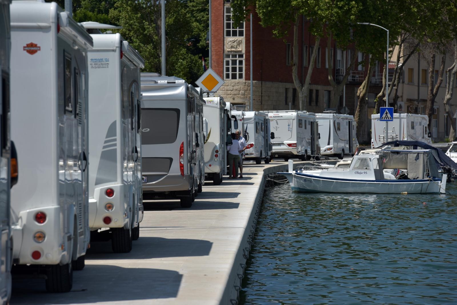 Kamperi preplavili obalni dio Ulice kralja Tomislava u Jazinama Kamperi preplavili obalni dio Ulice kralja Tomislava u Jazinama