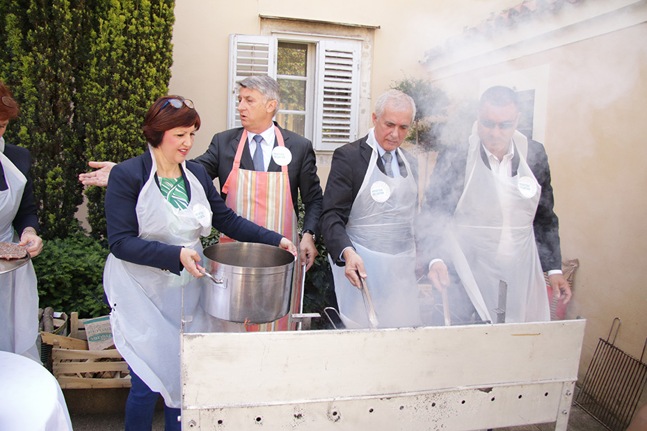 “Hrvatska volontira”: Roštiljada u Domu sv. Frane