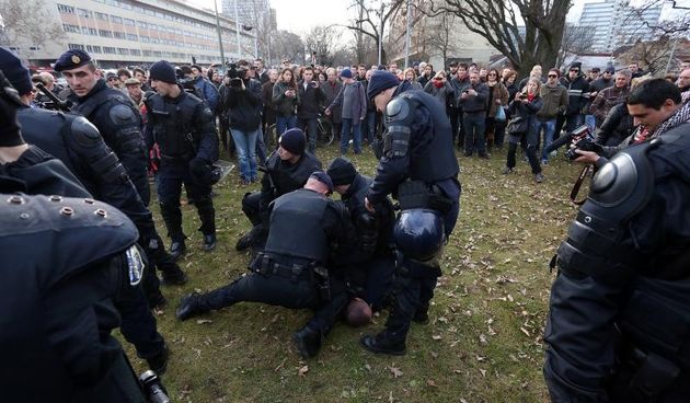 Zagreb – Prosvjedni mars pokreta Occupy Croatia pod nazivom Stop teroru satorasa. Prosvjedni mars aktivisti su zapoceli na Trgu bana Jelacica, odakle su krenuli prema Savskoj 66, gdje veterani prosvjeduju ispred Ministarstva branitelja vec cetiri mjeseca,