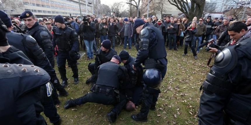 Zagreb – Prosvjedni mars pokreta Occupy Croatia pod nazivom Stop teroru satorasa. Prosvjedni mars aktivisti su zapoceli na Trgu bana Jelacica, odakle su krenuli prema Savskoj 66, gdje veterani prosvjeduju ispred Ministarstva branitelja vec cetiri mjeseca, Zagreb – Prosvjedni mars pokreta Occupy Croatia pod nazivom Stop teroru satorasa. Prosvjedni mars aktivisti su zapoceli na Trgu bana Jelacica, odakle su krenuli prema Savskoj 66, gdje veterani prosvjeduju ispred Ministarstva branitelja vec cetiri mjeseca,