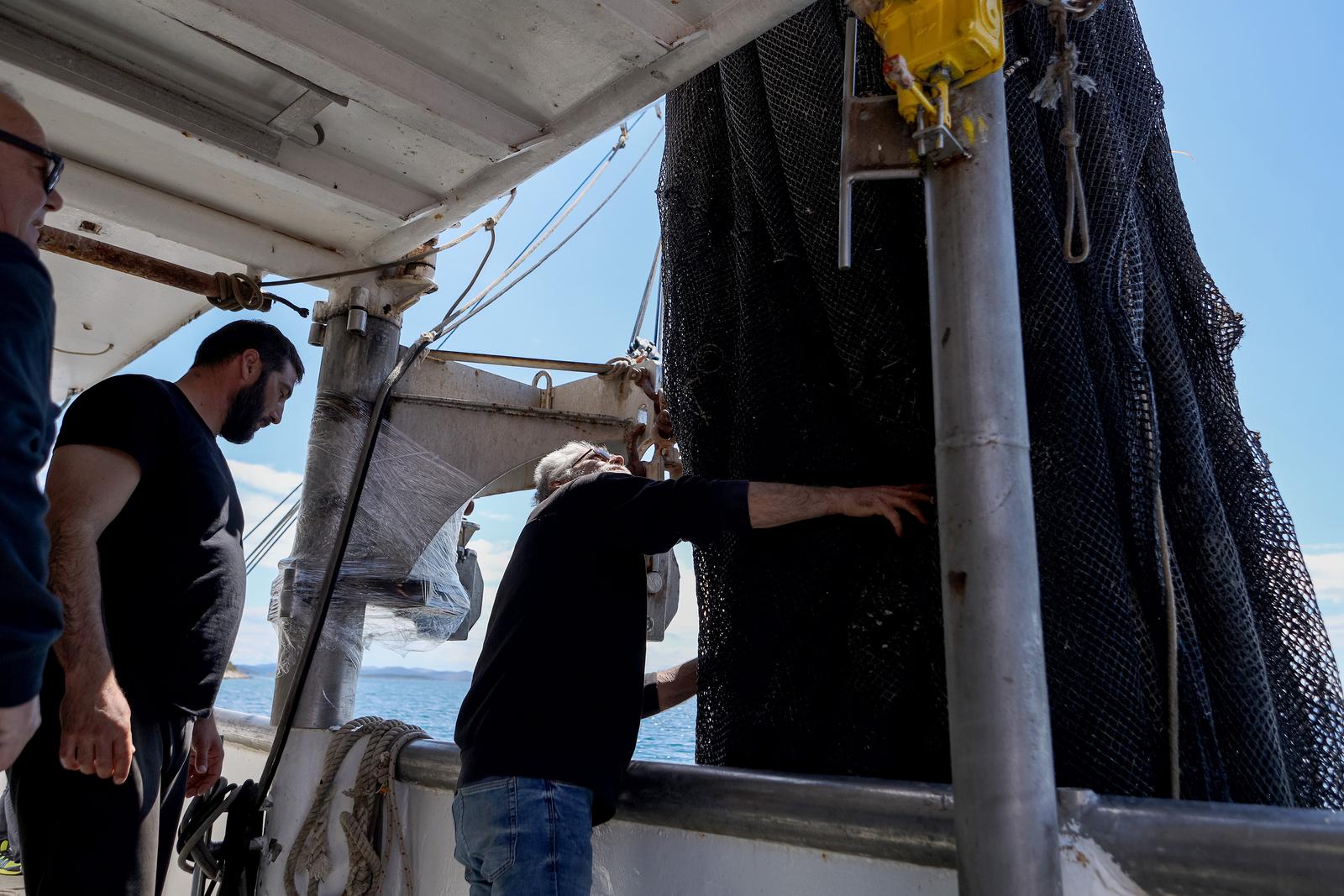Ekološka manifestacija “Uz more, za more: zelena misija za održivu budućnost Hrvatske” održala se danas na plivarici Škoda koja je jutros u 11 sati isplovila iz zadarske luke Gaženica prema Ugljanu gdje će se provela akcija izvlačenja odbačenih ribarskih Ekološka manifestacija “Uz more, za more: zelena misija za održivu budućnost Hrvatske” održala se danas na plivarici Škoda koja je jutros u 11 sati isplovila iz zadarske luke Gaženica prema Ugljanu gdje će se provela akcija izvlačenja odbačenih ribarskih