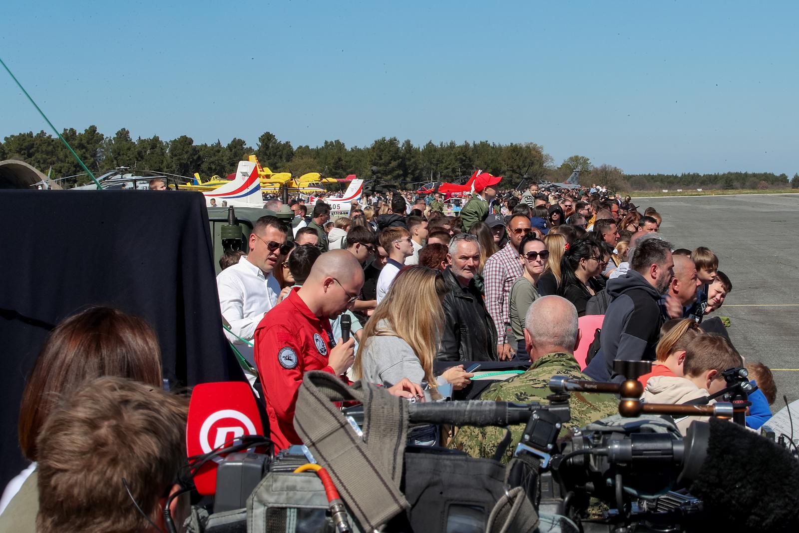 Zemunik: 20. obljetnica akrobatske grupe “Krila Oluje” Zemunik: 20. obljetnica akrobatske grupe “Krila Oluje”