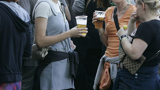 Zagreb, 240609.
Prva vecer T-mobile IN Music Festivala koji se odrzava na Jarunu na dvije pozornice. Kao zvijezde prve veceri najavljeni su Lilly Allen, Kraftwerk, Franz Ferdinand na T-mobile stageu i Rokia Traore na Nokia stageu.  
Na slici: publika.
Fot