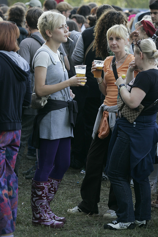 Zagreb, 240609.
Prva vecer T-mobile IN Music Festivala koji se odrzava na Jarunu na dvije pozornice. Kao zvijezde prve veceri najavljeni su Lilly Allen, Kraftwerk, Franz Ferdinand na T-mobile stageu i Rokia Traore na Nokia stageu.  
Na slici: publika.
Fot