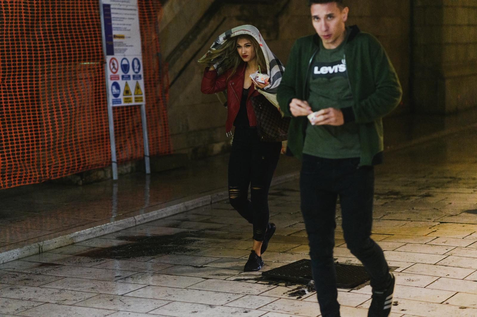 Kiša je potopila ulice grada. Jesen je stigla u svom svojem sjaju