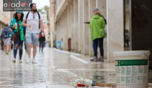 Đir gradom nakon poplave kataklizmičkih razmjera 11. rujna 2017. Ispumpavanje kafića