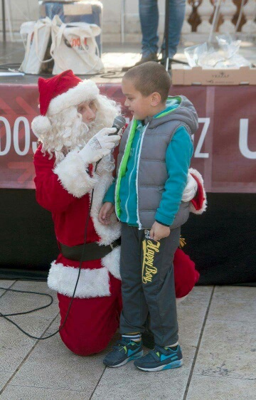 Božićnica na Novom: Radiolino, Djed božićnjak i ekipa Novog radija darivala sugrađane. Foto: Jurica Gašpar