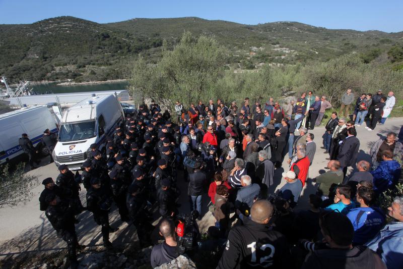 Radnicima škvera Nauta Lamjana interventna policija PU Zadarske onemogućila je pokušaj ulaska u škver u kojem se odvija stečajni postupak. Photo: Filip Brala/PIXSELL Radnicima škvera Nauta Lamjana interventna policija PU Zadarske onemogućila je pokušaj ulaska u škver u kojem se odvija stečajni postupak. Photo: Filip Brala/PIXSELL