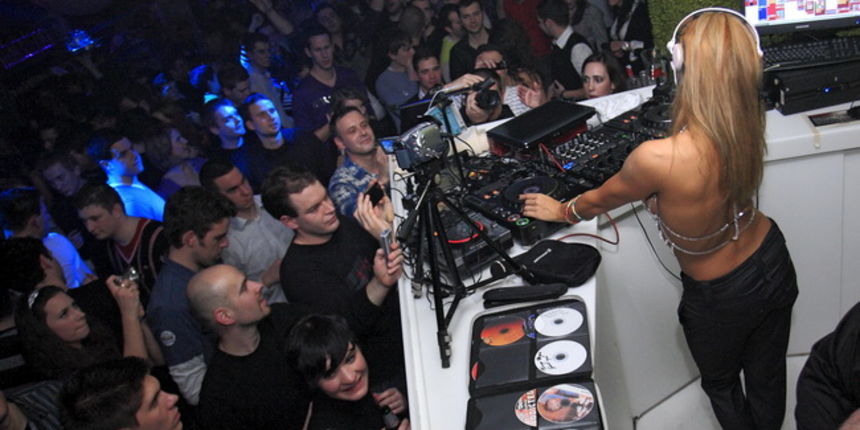 Rijeka, 050210.
U klubu Terminal, smjestenom na rijeckom lukobranu nastupila je DJ-ica Niki Belucci, koju prati laskava reputacija najseksipilnije, najatraktivnije i ujedno najtrazenije DJ-ice na svijetu. Madjarka Niki, bivsa je porno glumica, no pornogra