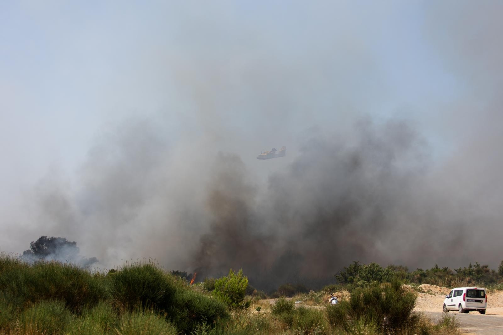 Vatrogasci i kanaderi lokalizirali požar u blizini gradskog deponija Vatrogasci i kanaderi lokalizirali požar u blizini gradskog deponija