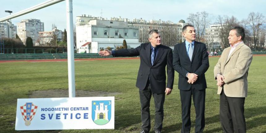 02.01.2014., Zagreb – Sportsko rekreacijski centar Svetice. Procelnik zagrebackog Gradskog ureda za obrazovanje Ivica Lovric i predsjednik HNS-a Davor Suker predstavili su dogovor Grada Zagreba i Hrvatskog nogometnog saveza o gradnji nogometnog centra. Da 02.01.2014., Zagreb – Sportsko rekreacijski centar Svetice. Procelnik zagrebackog Gradskog ureda za obrazovanje Ivica Lovric i predsjednik HNS-a Davor Suker predstavili su dogovor Grada Zagreba i Hrvatskog nogometnog saveza o gradnji nogometnog centra. Da