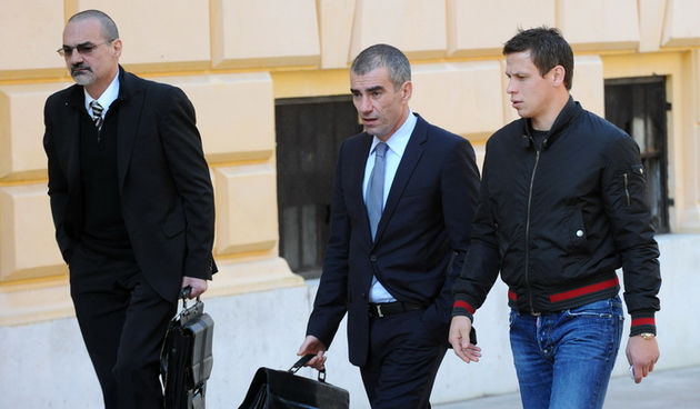 Zadar, 051110.
Danas je na Zupanijskom sudu u Zadru nastavljeno sudjenje Franu Olujicu i Josipu Modricu zbog preprodaje 7.7 grama kokaina. 
Na fotografiji: Gordan Nizic odvjetnik Frana Olujica, Ljubo Pavasovic odvjetnik Josipa Modrica (desno).
Foto: Andri